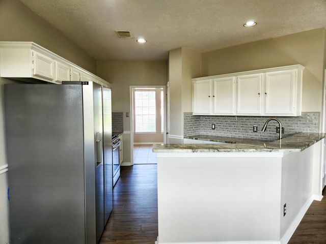 2412 N Mission Circle, Friendswood, TX 77546