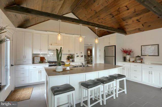 552 MOUNTAIN RD, Dalmatia, PA 17017