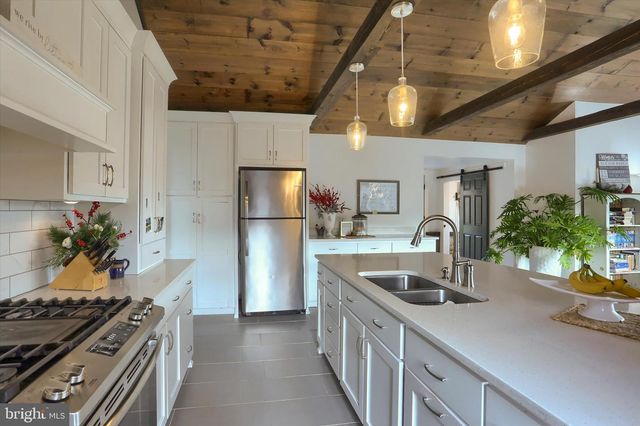 552 MOUNTAIN RD, Dalmatia, PA 17017