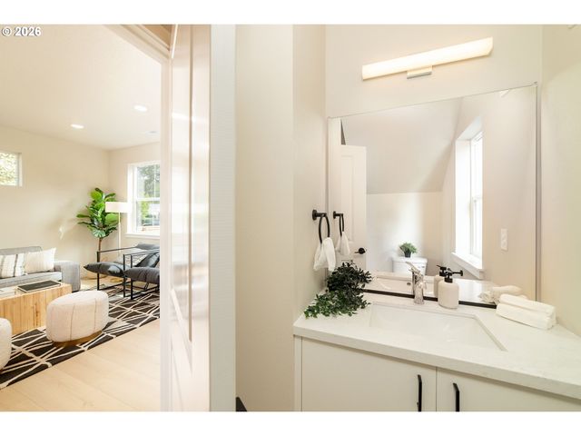 2561 Se 58TH Ave, Portland, OR 97206