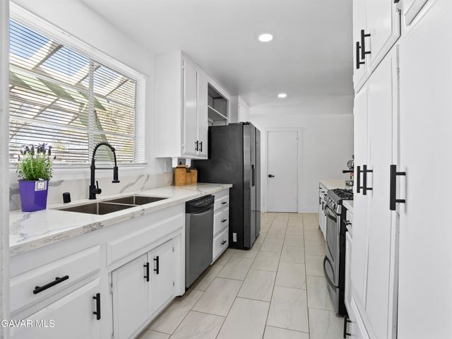 1112 E Avenue J4, Lancaster, CA 93535
