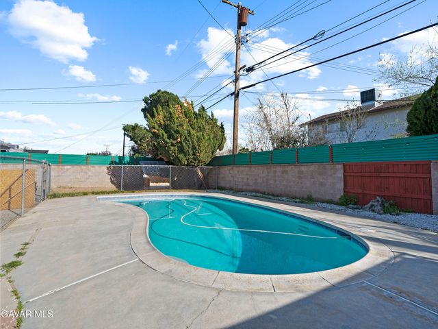 1112 E Avenue J4, Lancaster, CA 93535