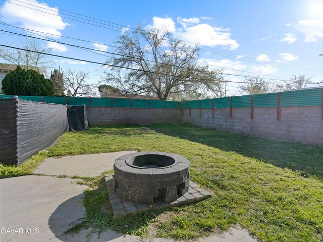 1112 E Avenue J4, Lancaster, CA 93535