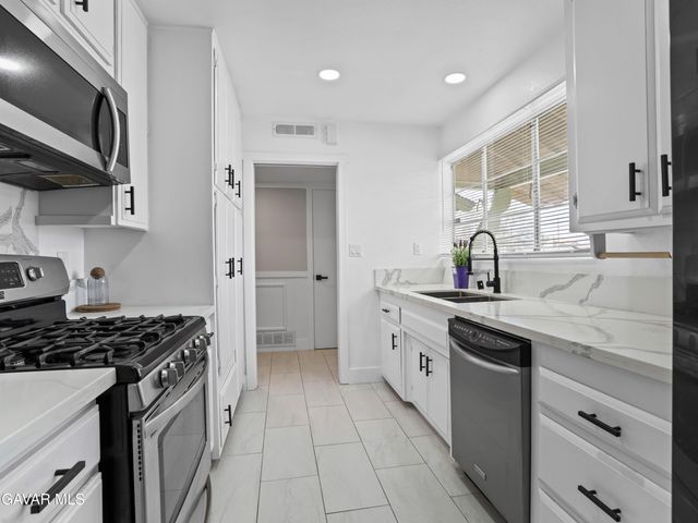 1112 E Avenue J4, Lancaster, CA 93535