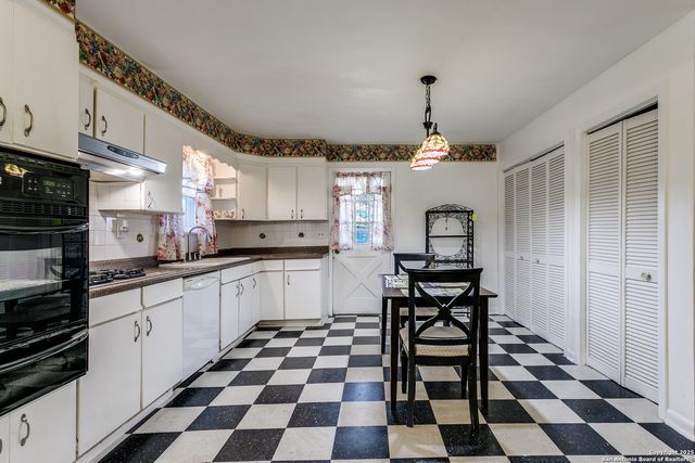 2643 W Craig Pl, San Antonio, TX 78228