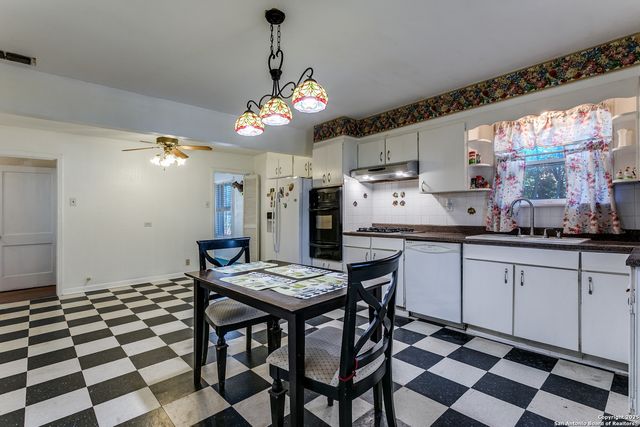 2643 W Craig Pl, San Antonio, TX 78228