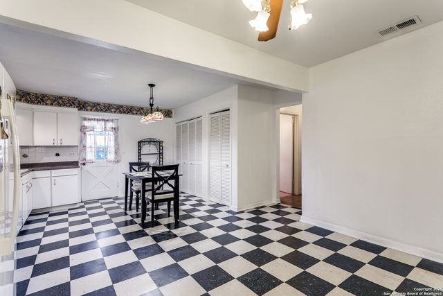 2643 W Craig Pl, San Antonio, TX 78228