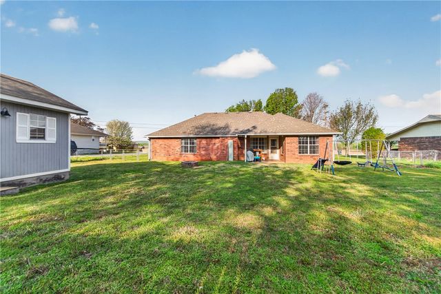 703 Ditmars Road, Prairie Grove, AR 72753