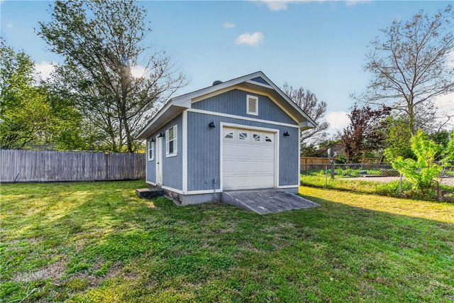 703 Ditmars Road, Prairie Grove, AR 72753