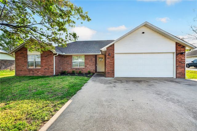 703 Ditmars Road, Prairie Grove, AR 72753