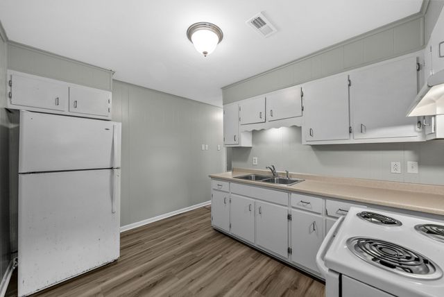 1862 Memorial Dr Apt C, Clarksville, TN 37043