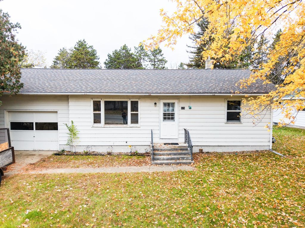 323 Main Street NW, Menahga, MN 56464 — exterior