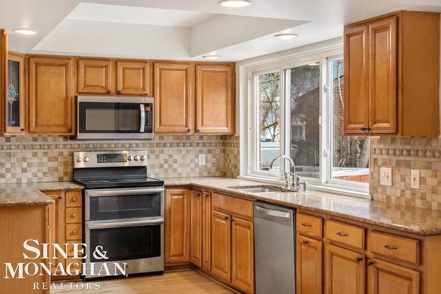 715 Pear Tree Lane, Grosse Pointe Woods, MI 48236