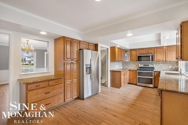 715 Pear Tree Lane, Grosse Pointe Woods, MI 48236