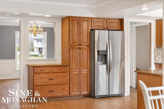 715 Pear Tree Lane, Grosse Pointe Woods, MI 48236