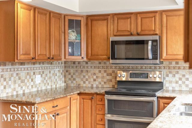 715 Pear Tree Lane, Grosse Pointe Woods, MI 48236