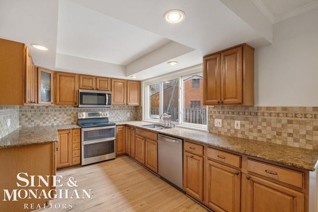 715 Pear Tree Lane, Grosse Pointe Woods, MI 48236