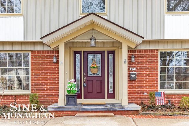 715 Pear Tree Lane, Grosse Pointe Woods, MI 48236