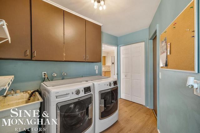 715 Pear Tree Lane, Grosse Pointe Woods, MI 48236