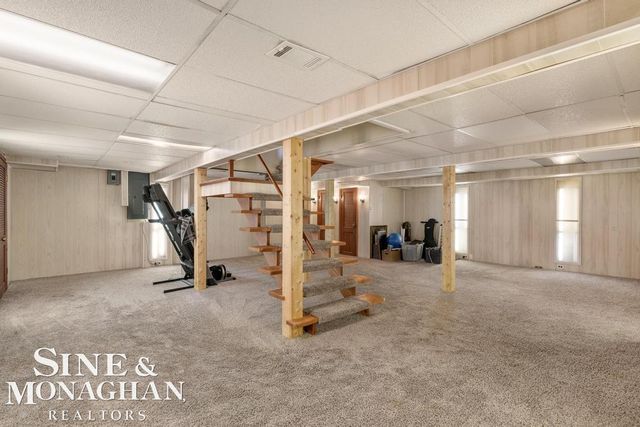 715 Pear Tree Lane, Grosse Pointe Woods, MI 48236