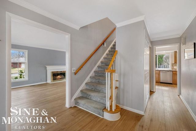 715 Pear Tree Lane, Grosse Pointe Woods, MI 48236