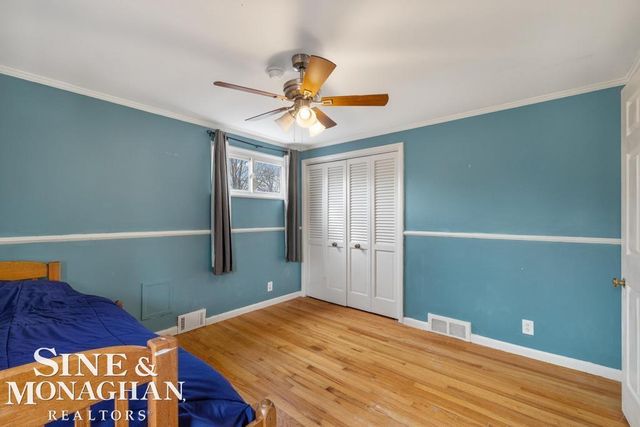 715 Pear Tree Lane, Grosse Pointe Woods, MI 48236