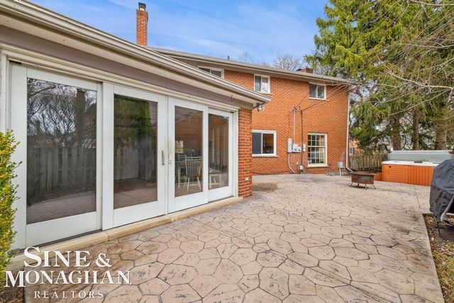 715 Pear Tree Lane, Grosse Pointe Woods, MI 48236