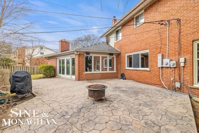 715 Pear Tree Lane, Grosse Pointe Woods, MI 48236