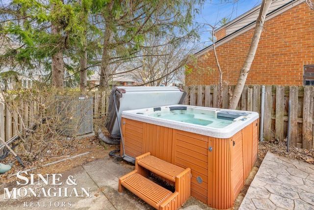 715 Pear Tree Lane, Grosse Pointe Woods, MI 48236