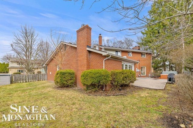 715 Pear Tree Lane, Grosse Pointe Woods, MI 48236