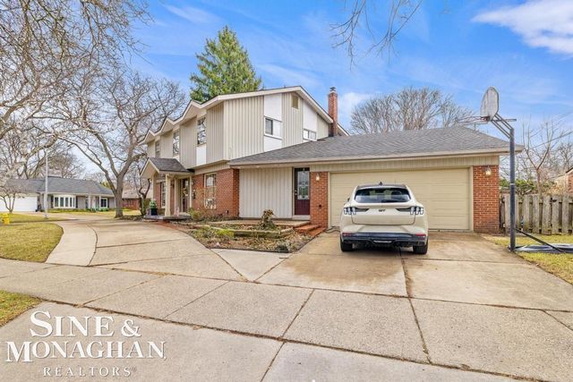 715 Pear Tree Lane, Grosse Pointe Woods, MI 48236