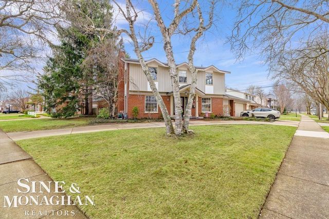 715 Pear Tree Lane, Grosse Pointe Woods, MI 48236