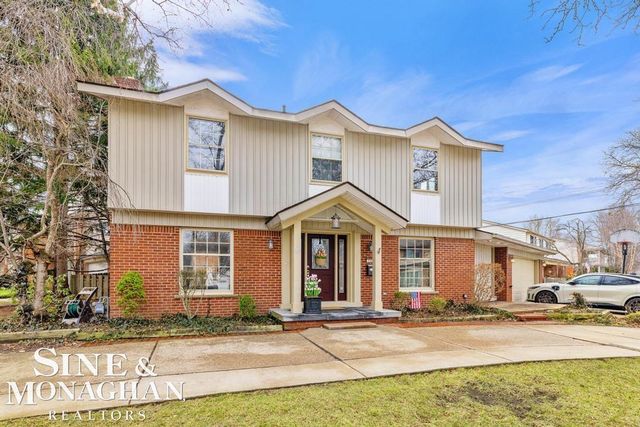 715 Pear Tree Lane, Grosse Pointe Woods, MI 48236