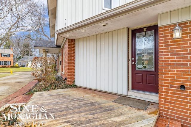 715 Pear Tree Lane, Grosse Pointe Woods, MI 48236