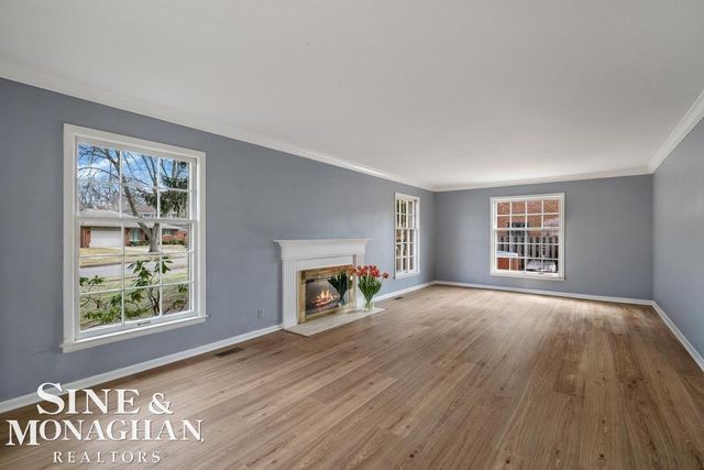 715 Pear Tree Lane, Grosse Pointe Woods, MI 48236