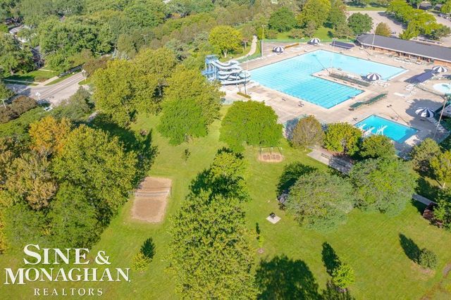 715 Pear Tree Lane, Grosse Pointe Woods, MI 48236