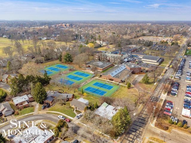 715 Pear Tree Lane, Grosse Pointe Woods, MI 48236