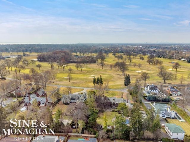 715 Pear Tree Lane, Grosse Pointe Woods, MI 48236