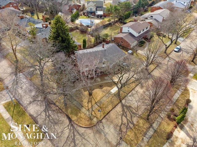 715 Pear Tree Lane, Grosse Pointe Woods, MI 48236