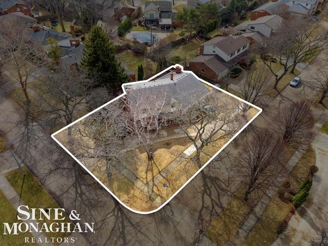 715 Pear Tree Lane, Grosse Pointe Woods, MI 48236