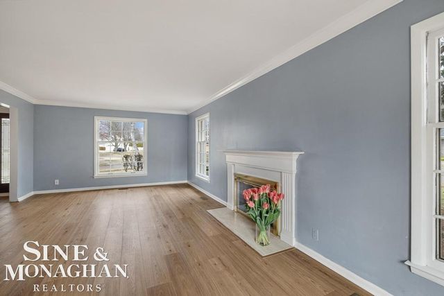 715 Pear Tree Lane, Grosse Pointe Woods, MI 48236