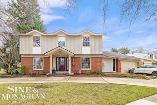 715 Pear Tree Lane, Grosse Pointe Woods, MI 48236