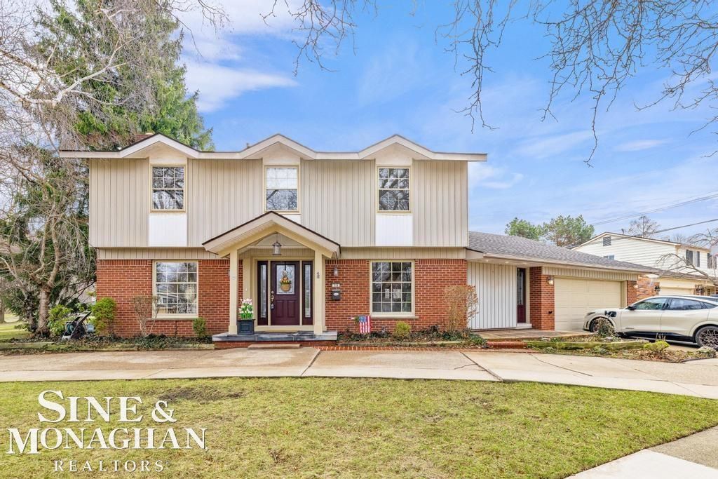 715 Pear Tree Lane, Grosse Pointe Woods, MI 48236