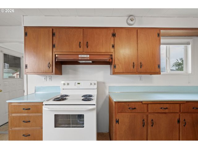 485 S 46TH St, Springfield, OR 97478