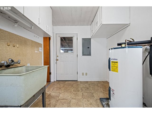 485 S 46TH St, Springfield, OR 97478
