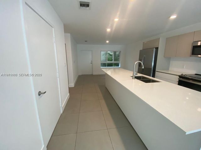 2561 NE 193rd St 1107, Miami, FL 33180