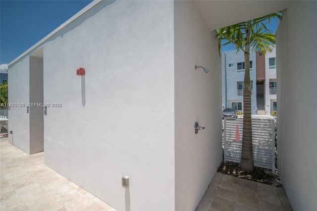 2561 NE 193rd St 1107, Miami, FL 33180