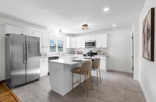 115 Saint James Ave, Chicopee, MA 01020
