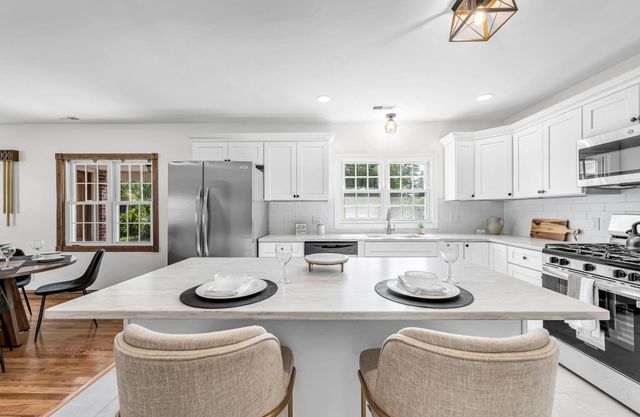 115 Saint James Ave, Chicopee, MA 01020