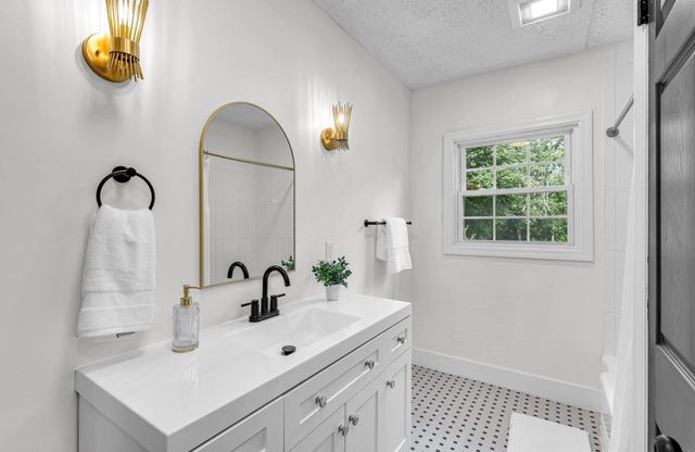 115 Saint James Ave, Chicopee, MA 01020